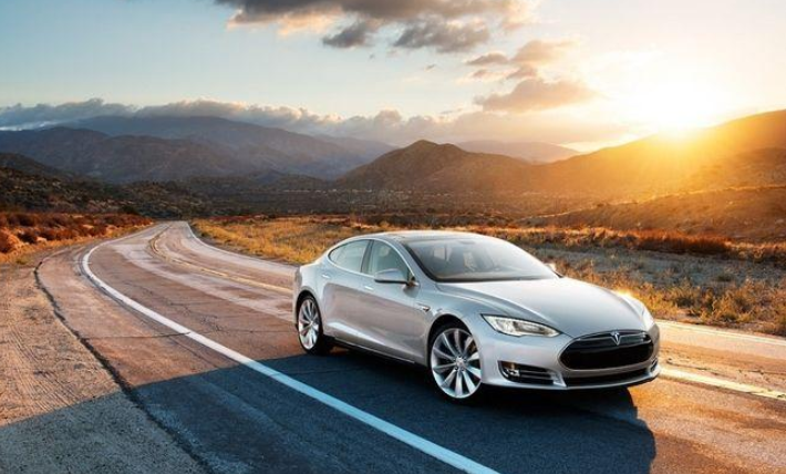 特斯拉監(jiān)控車?yán)锏囊磺惺钦娴膯?？特斯拉車?nèi)攝像頭在哪里？